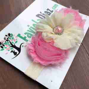 Vincha-Rosado-y-Beige-con-Flores-Abigail-2-scaled-scaled-1.jpg