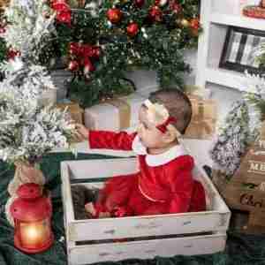 Vincha-con-Flor-Dorada-y-Lazo-Rojo-Caridad.jpg