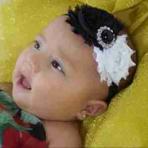 Vincha Blanca y Negra con Flores y Perla Beverly