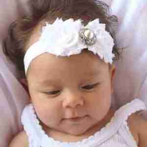 Vincha Blanca con Flores y Perla Beverly