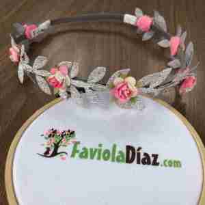 Vincha Plateada Griega con Flores Rosadas