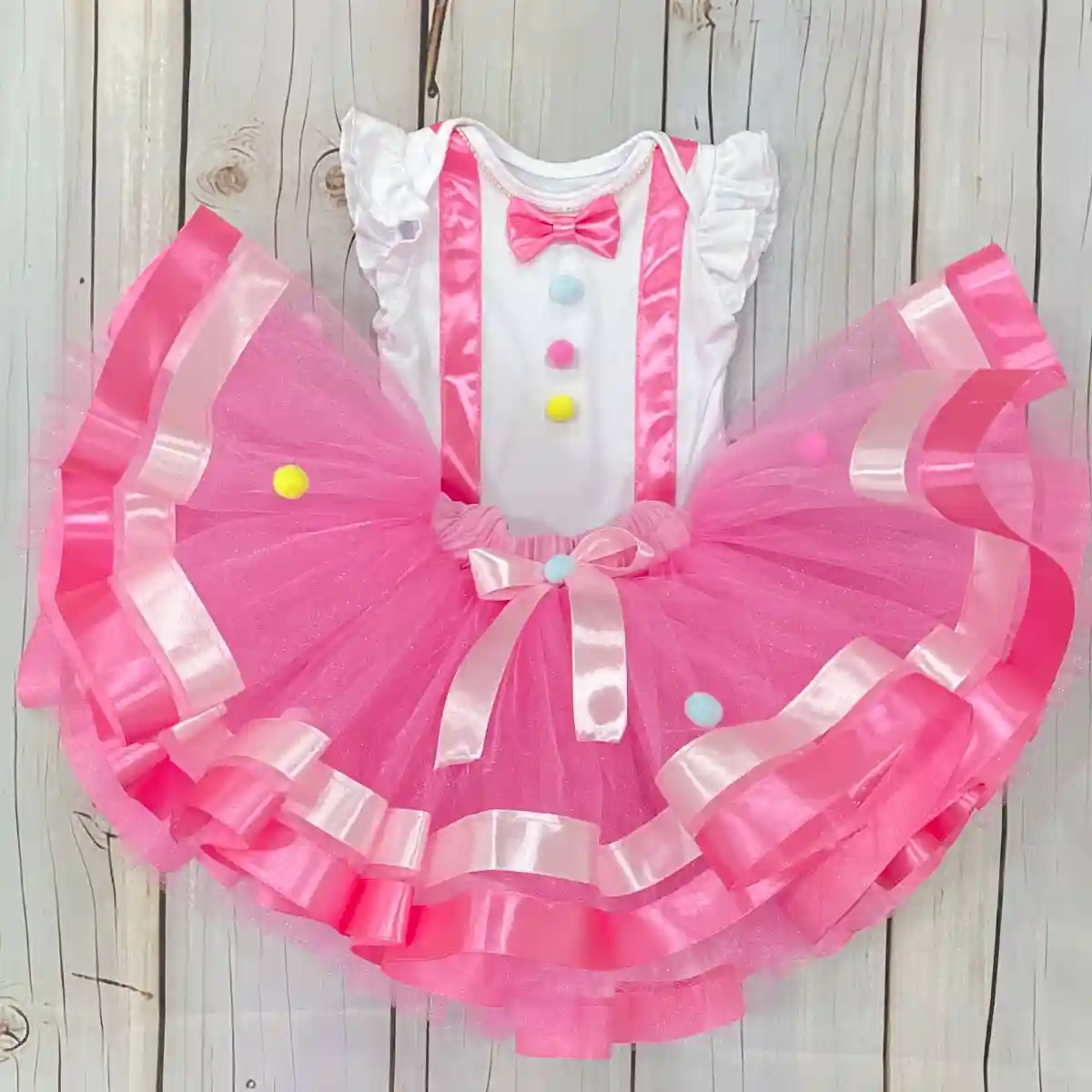Conjunto Rosado de Tutu y Mameluco con Pom Poms 1 Conjunto Rosado de Tutu y Mameluco con Pom Poms