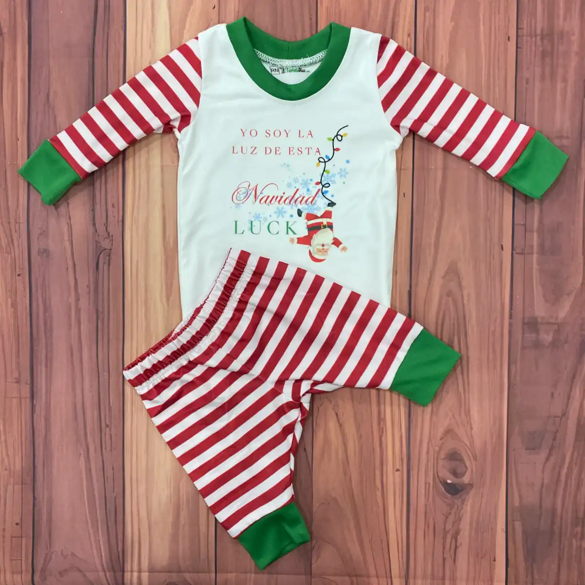 Pijama Navideña Roja Y Verde Con Yo Soy La Luz De Esta Navidad 1 Pijama Navideña Roja Y Verde Con Yo Soy La Luz De Esta Navidad