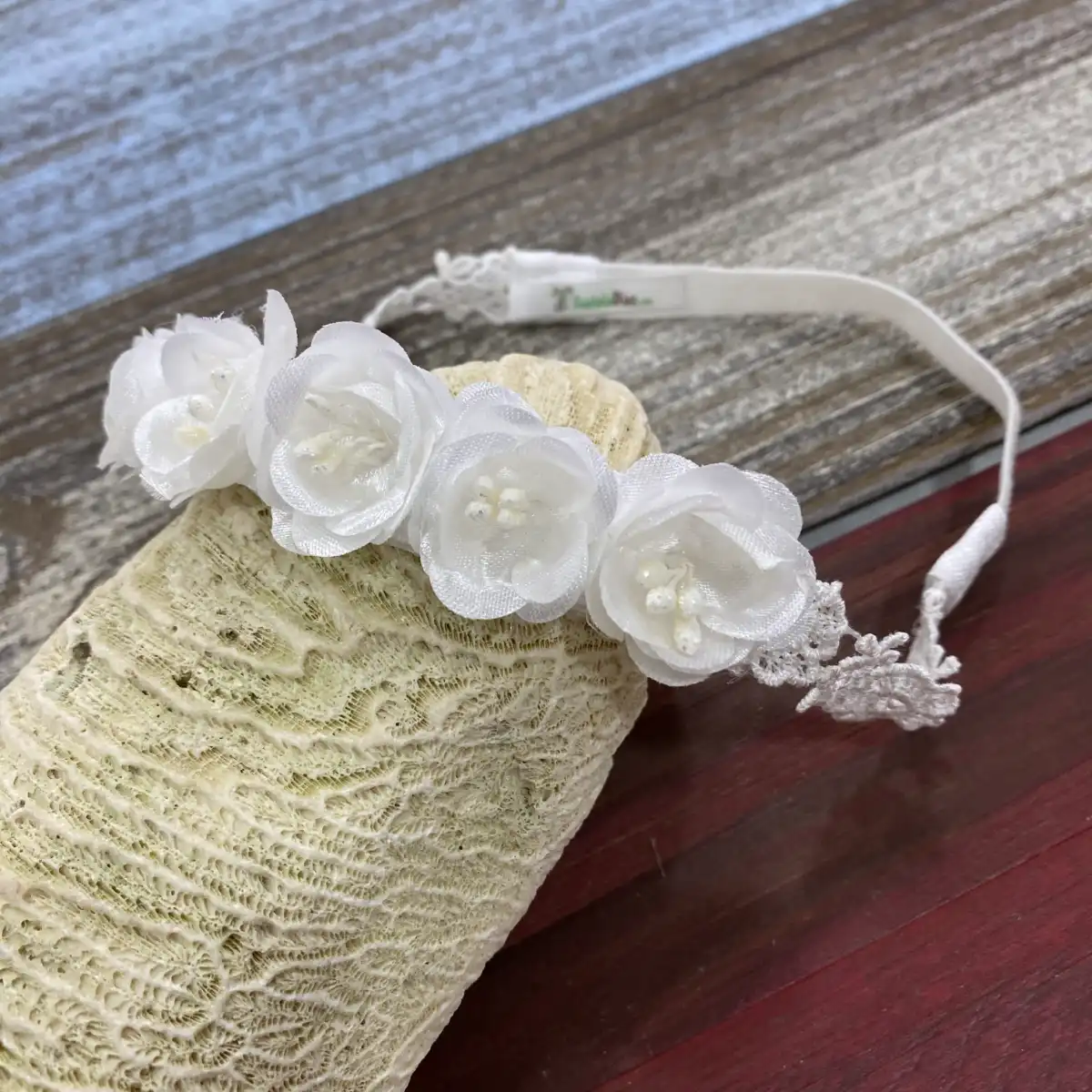Vincha Jimena Blanca con Flores y Encaje 1 Vincha Jimena Blanca con Flores y Encaje