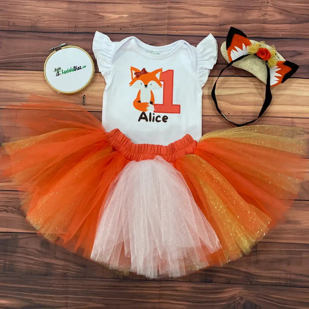 Conjunto de Vincha, Tutu y Mameluco con Mangas Aleteadas Alusivo a Zorro 1 Conjunto de Vincha, Tutu y Mameluco con Mangas Aleteadas Alusivo a Zorro
