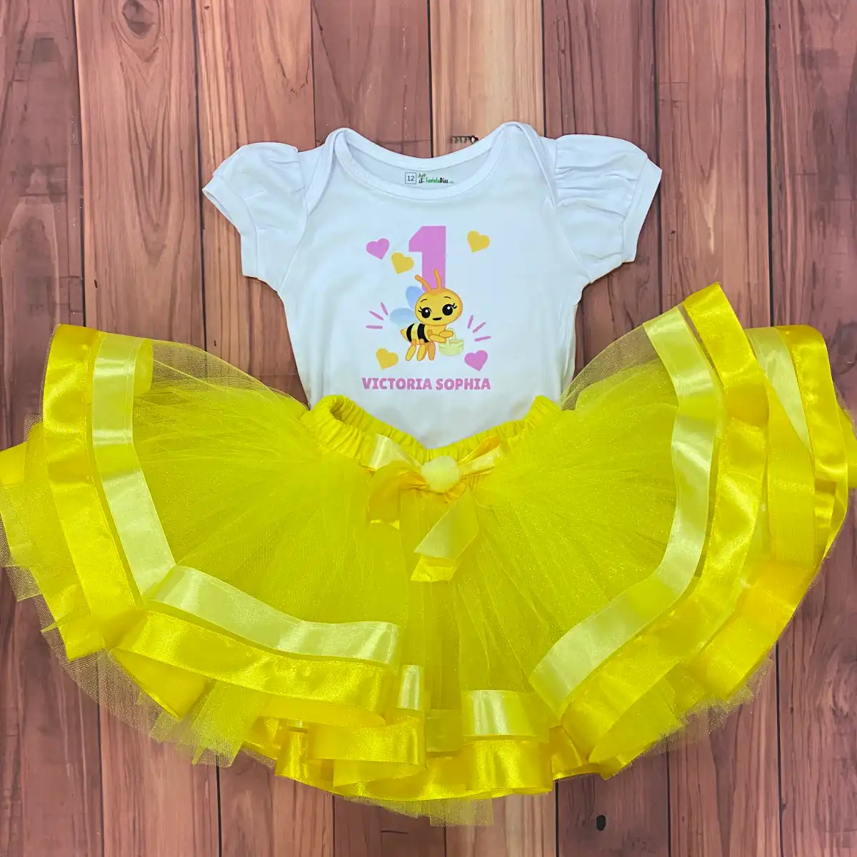 Set de Tutu Amarillo y Mameluco con Mangas Bombachas alusivo a Abejita Chiquitita 1 Set de Tutu Amarillo y Mameluco con Mangas Bombachas alusivo a Abejita