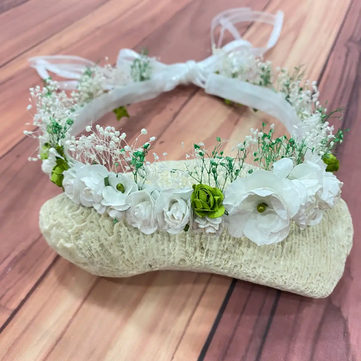Corona Blanca y Verde con Flores 1 Corona Blanca y Verde con Flores