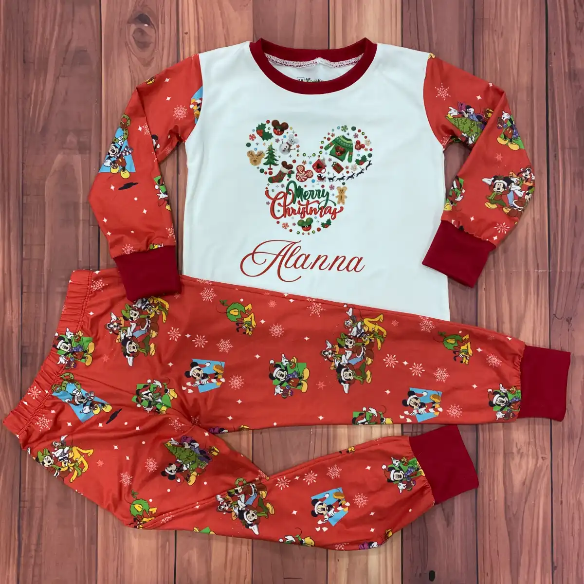 Pijama Navideña Roja alusiva a Mickey y Nombre 1 Pijama Navideña Roja alusiva a Mickey y Nombre