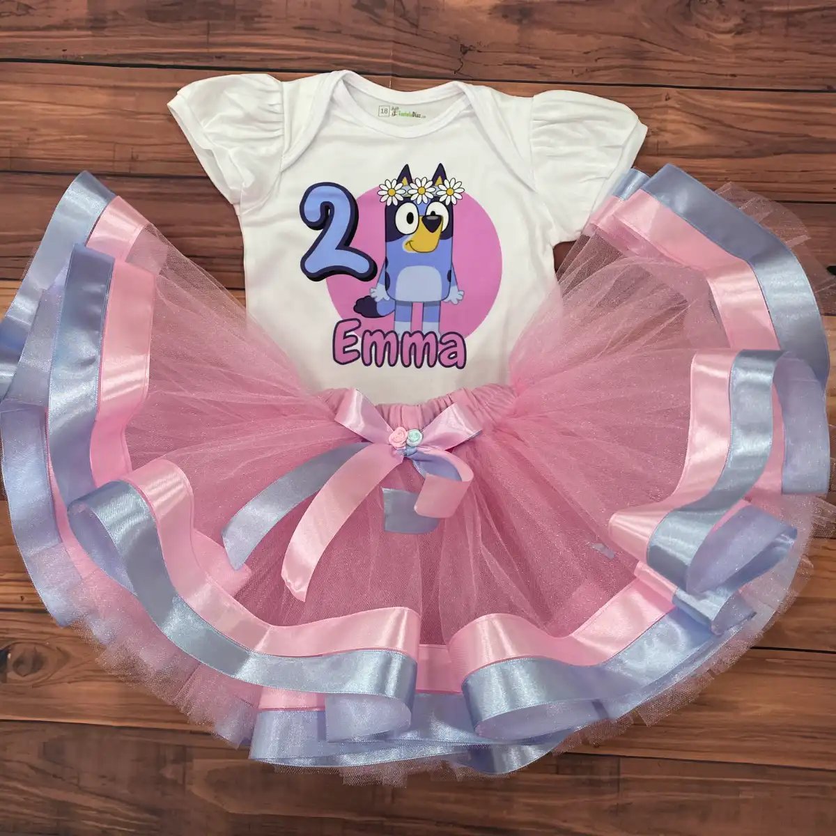 Set de Tutu y Mameluco con mangas bombachas alusivo a Bluey con Margaritas 1 Set de Tutu y Mameluco con mangas bombachas alusivo a Bluey con Margaritas