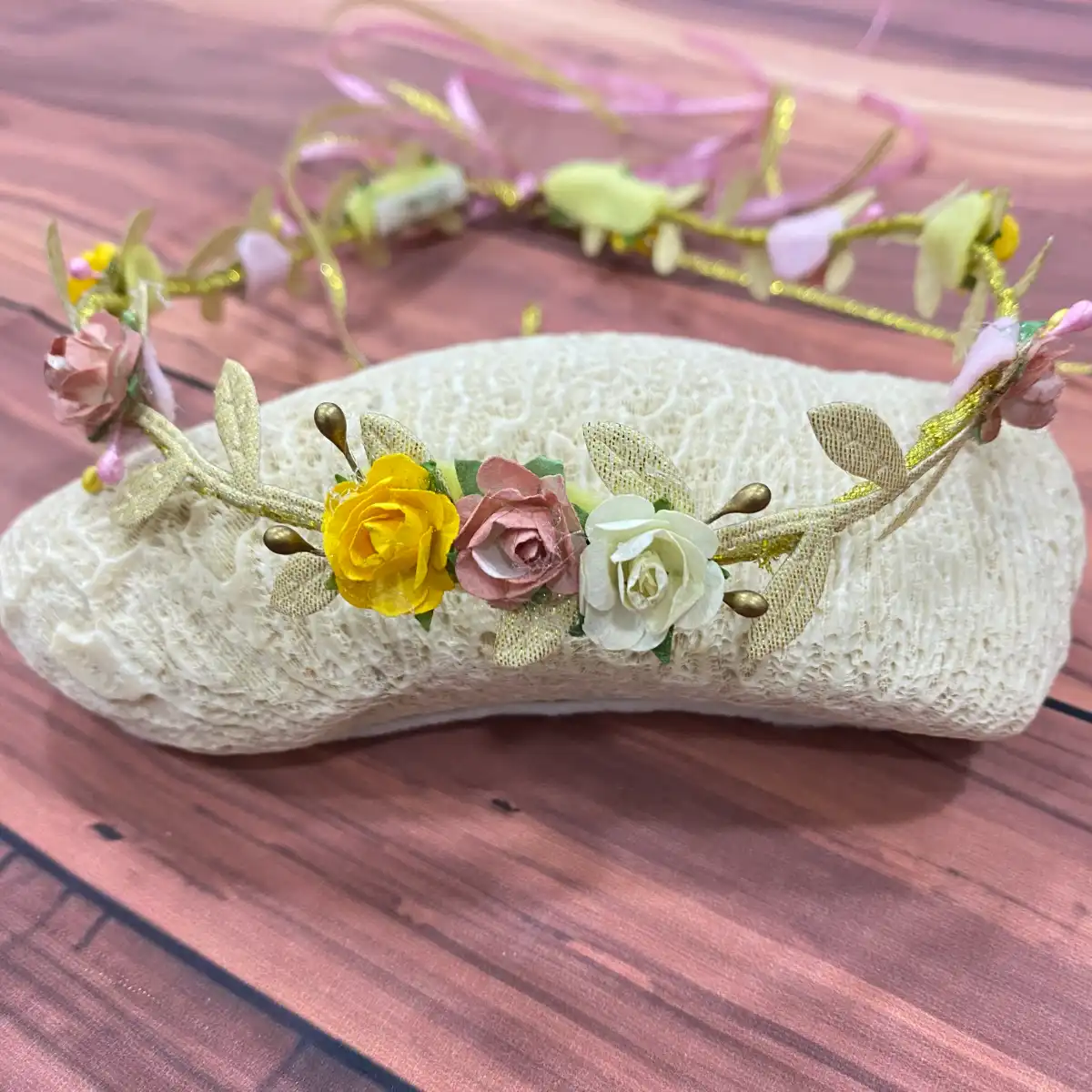 Corona Dorada con Flores Beige Palo Rosa y Amarillo 1 Corona Dorada con Flores Beige Palo Rosa y Amarillo
