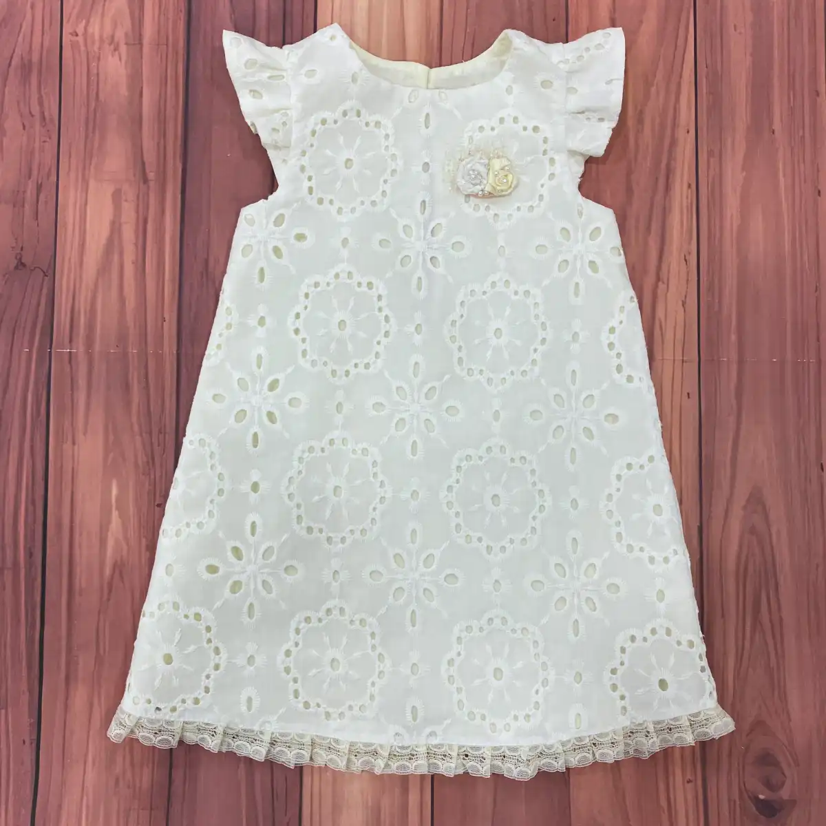 Vestido Betania Beige con Mangas y Flor Julieth 1 Vestido Betania Beige con Mangas y Flor Julieth