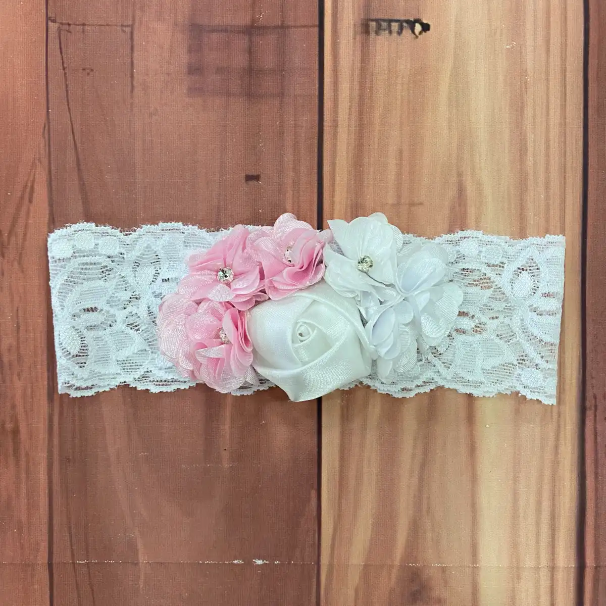 Vincha Blanca y Rosada de Encaje Giannina con Flores Belén 1 Vincha Blanca y Rosada de Encaje Giannina con Flores Belén