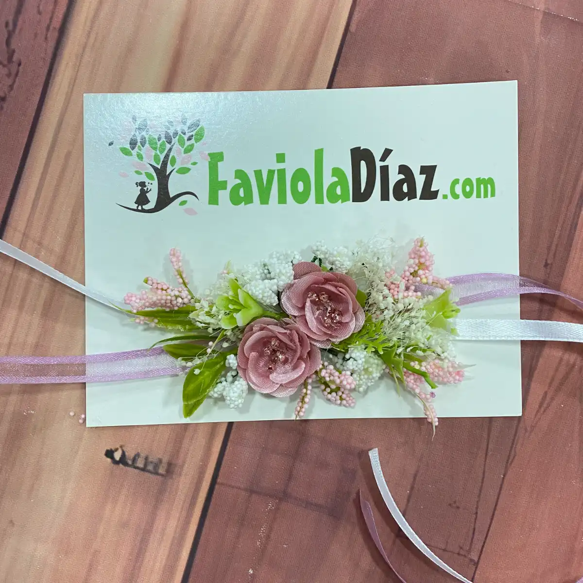Corsage Verde Blanco y Palo Rosa con Flores Ana 1 Corsage Verde Blanco y Palo Rosa con Flores Ana
