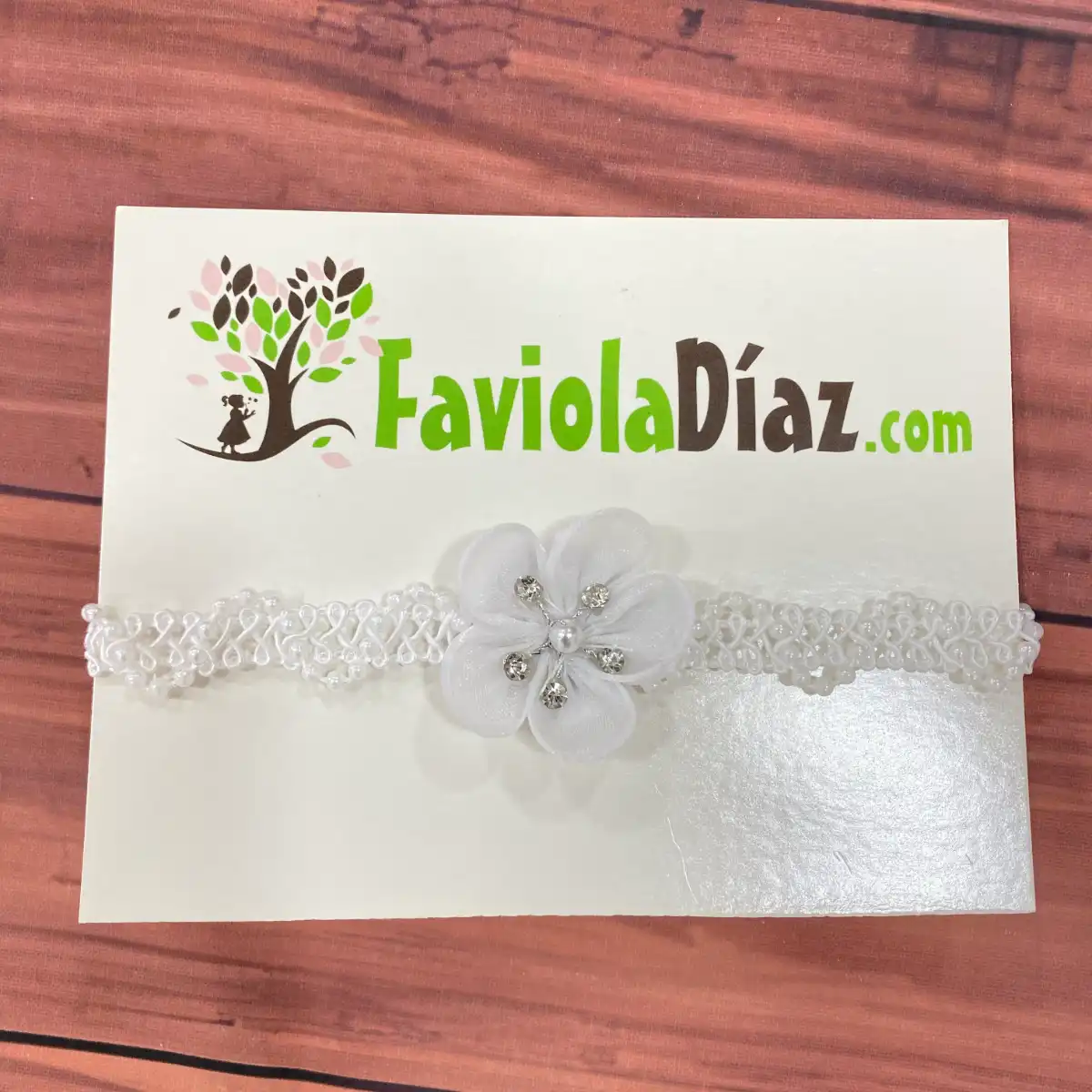 Vincha Blanca de Encaje Adelita con Flor Antonella 1 Vincha Blanca de Encaje Adelita con Flor Antonella