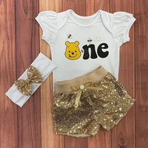 Set de Vincha Short Dorado de Lentejuelas y Mameluco con Mangas Bombachas alusivo a Winnie the Pooh