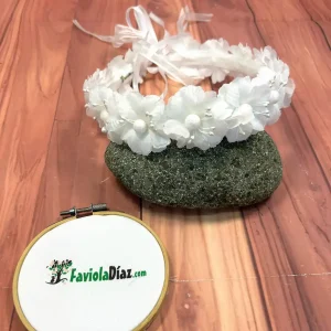 Corona Blanca con Flores Dominique